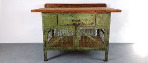 Frontalansicht Werkbank mit Lochblech Korpus